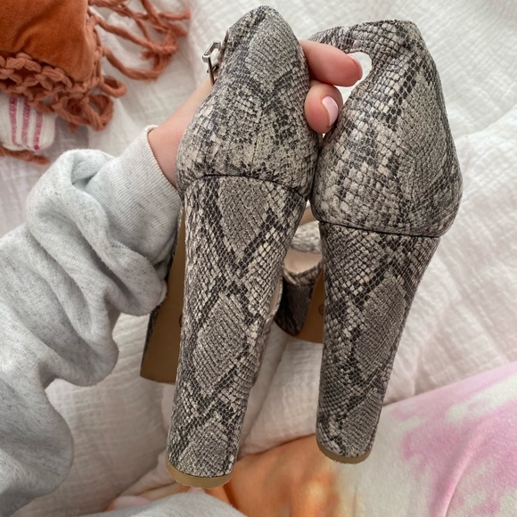 Chinese Laundry Platform Snakeskin Heels - Picture 4 of 4